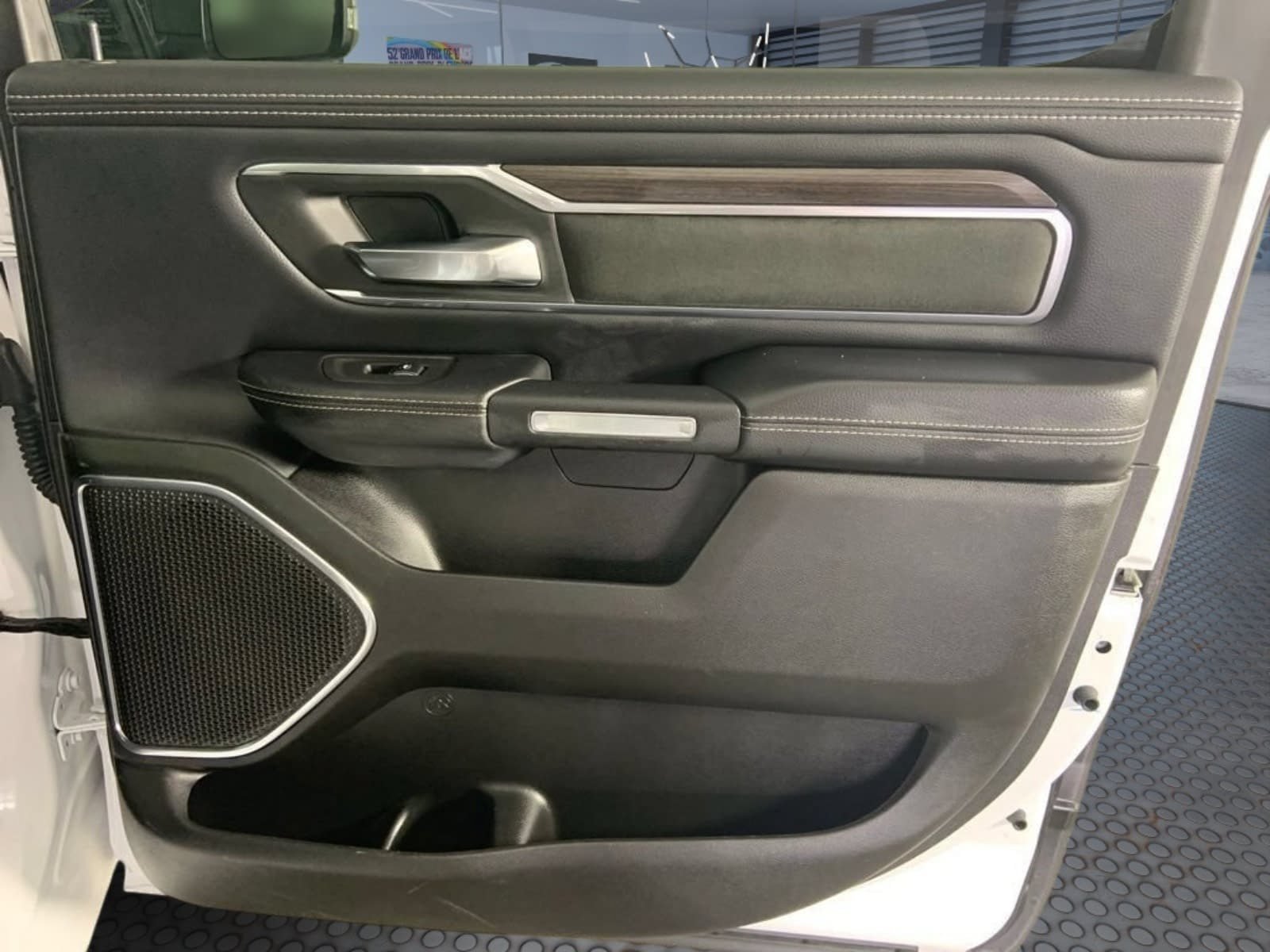 Used 2025 RAM 1500 Laramie AWD/4WD image 19