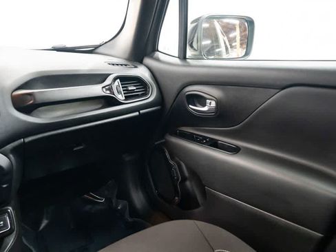 Used 2022 Jeep Renegade Altitude w/ Convenience Group AWD/4WD image 10