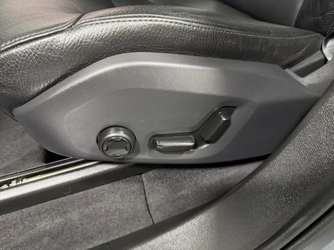 Used 2018 Volvo XC60 T5 Momentum w/ Vision Package image 23