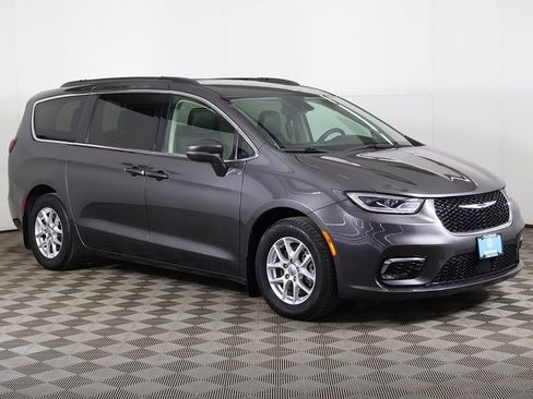 Used 2022 Chrysler Pacifica Touring-L image 2