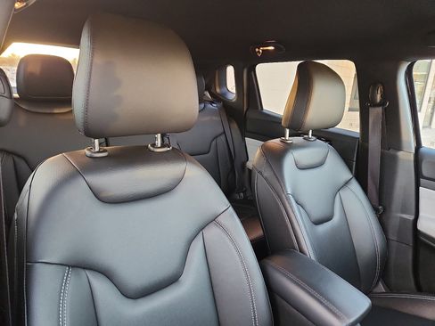 Used 2025 Jeep Compass Limited image 32