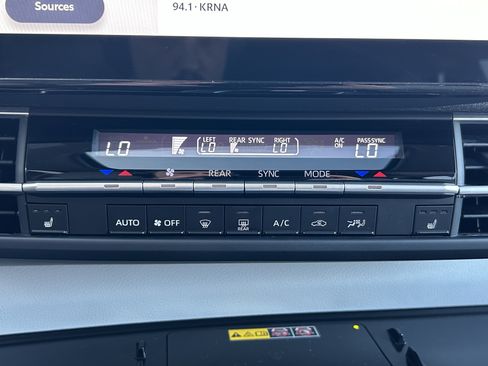 Used 2025 Toyota Sienna XLE FWD image 33