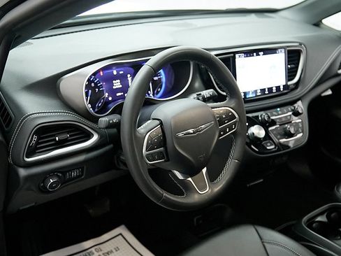 Used 2025 Chrysler Pacifica Select AWD/4WD image 13