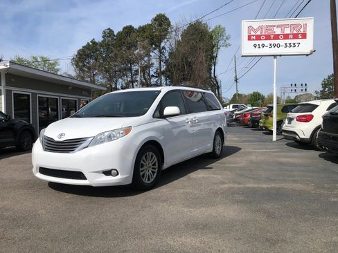 Used 2012 Toyota Sienna XLE image 7