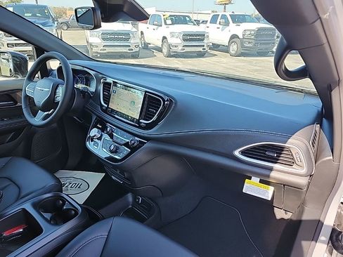 New 2026 Chrysler Pacifica Select image 15