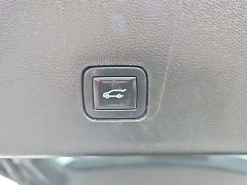 Used 2018 Chevrolet Traverse LT FWD image 12