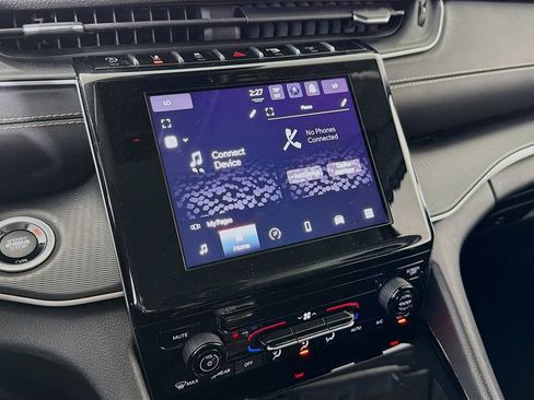 Used 2023 Jeep Grand Cherokee Laredo image 15