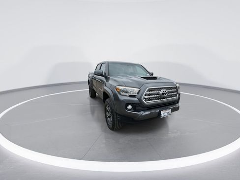 Used 2016 Toyota Tacoma TRD Sport w/ Towing Package image 3