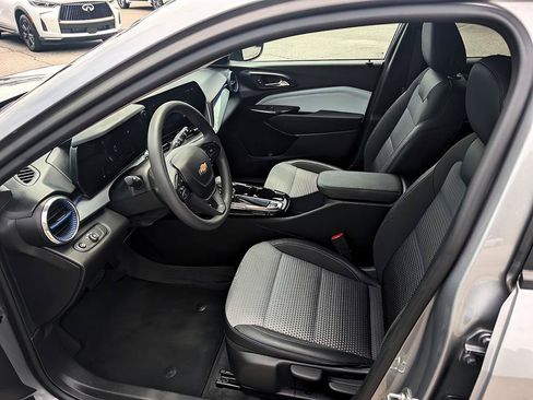 Used 2025 Chevrolet Trax LT FWD image 10