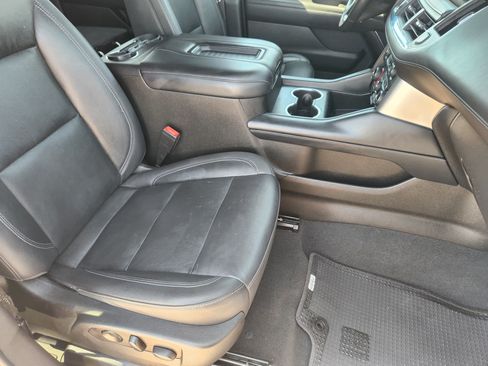 Used 2021 Chevrolet Suburban LT w/ Luxury Package RWD image 14