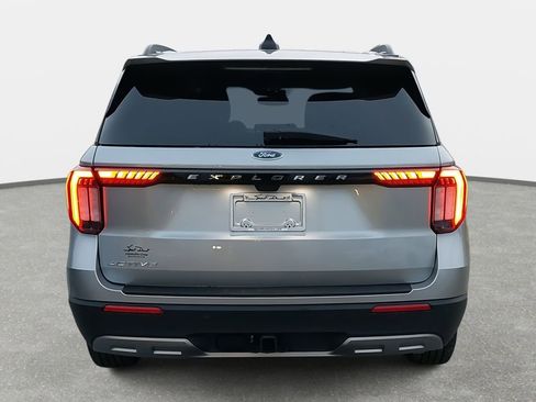Used 2025 Ford Explorer Active w/ Active Comfort Package image 6