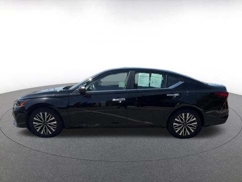 Used 2025 Nissan Altima 2.5 SV FWD image 9