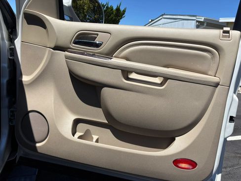 Used 2012 Cadillac Escalade ESV Luxury AWD/4WD image 19