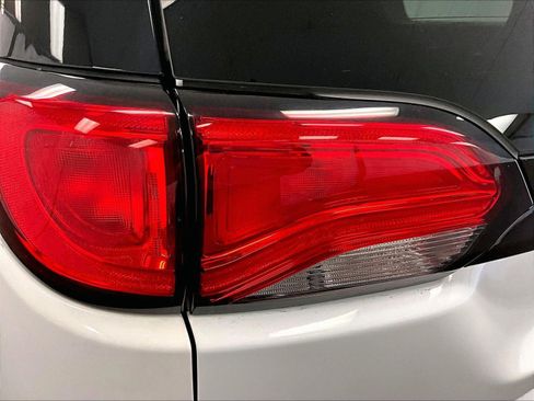 Used 2023 Chrysler Voyager LX image 29