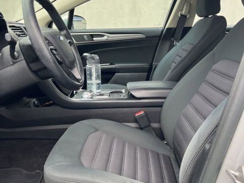 Used 2017 Ford Fusion SE w/ Fusion SE Technology Package image 7