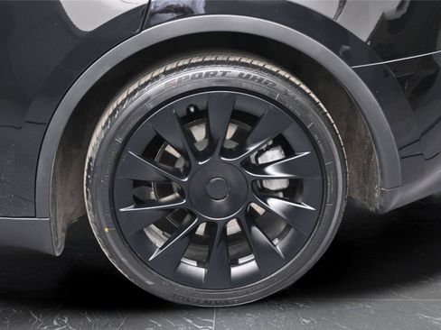 Used 2024 Tesla Model Y 2WD image 10