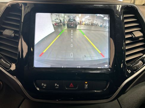 Used 2021 Jeep Cherokee Limited AWD/4WD image 5