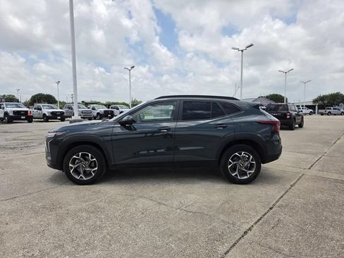 Used 2025 Chevrolet Trax LT FWD image 2