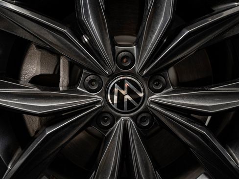 Used 2023 Volkswagen Tiguan SE w/ Panoramic Sunroof Package image 8