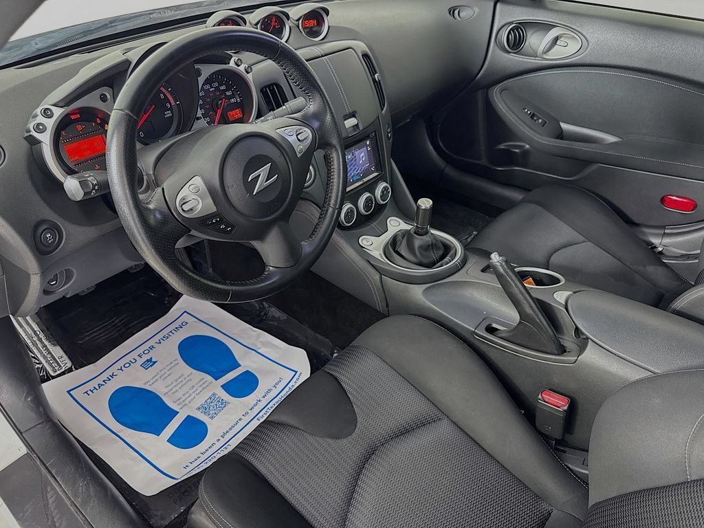 Used 2020 Nissan 370Z Coupe RWD image 9
