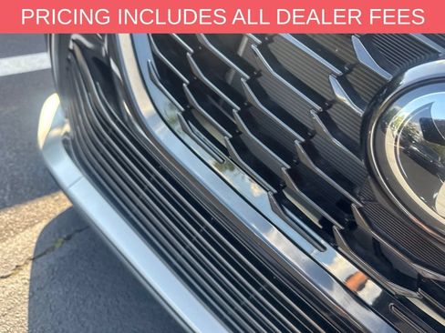 Used 2023 Toyota Highlander XSE FWD image 9