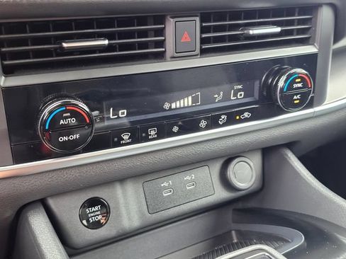 Used 2025 Nissan Rogue SV FWD image 27