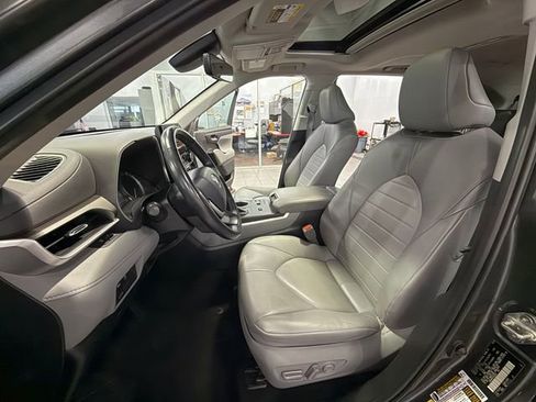 Used 2023 Toyota Highlander L image 10