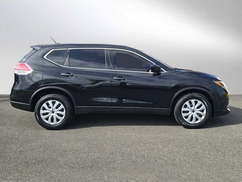 Used 2016 Nissan Rogue S image 2