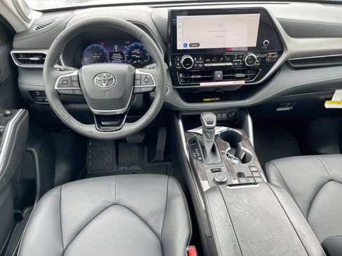 Used 2026 Toyota Highlander Limited AWD/4WD image 10