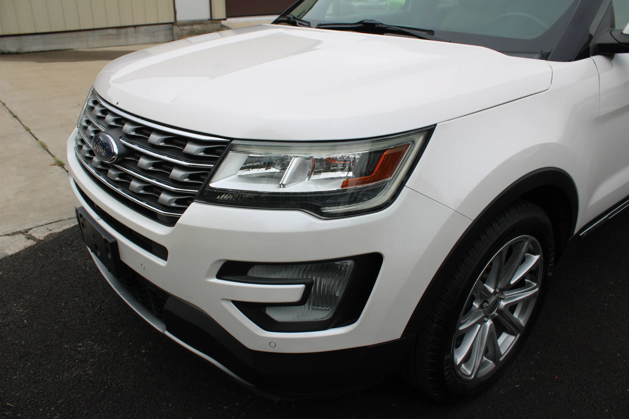 Used 2017 Ford Explorer Limited FWD image 3