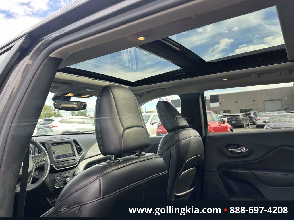 Used 2019 Jeep Cherokee Trailhawk w/ Comfort/Convenience Group AWD/4WD image 14