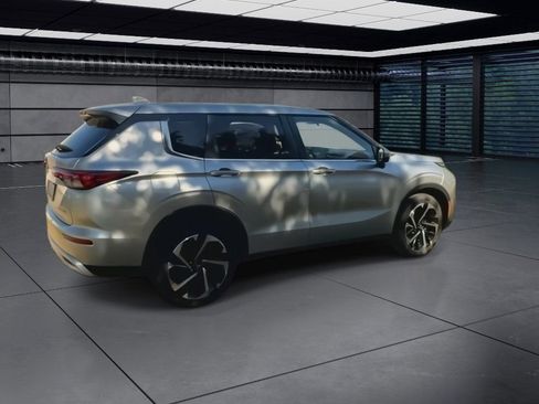 Used 2024 Mitsubishi Outlander SE Black Edition image 2