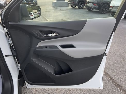 Used 2022 Chevrolet Equinox LS w/ LS Convenience Package image 11