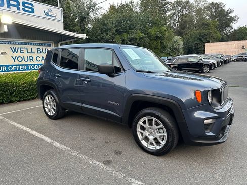 Used 2023 Jeep Renegade Latitude AWD/4WD image 3