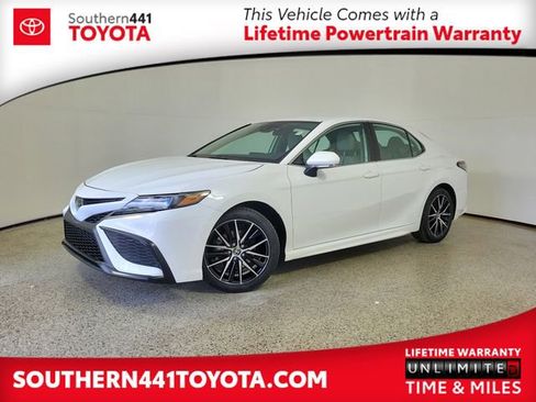 Used 2024 Toyota Camry SE image 1