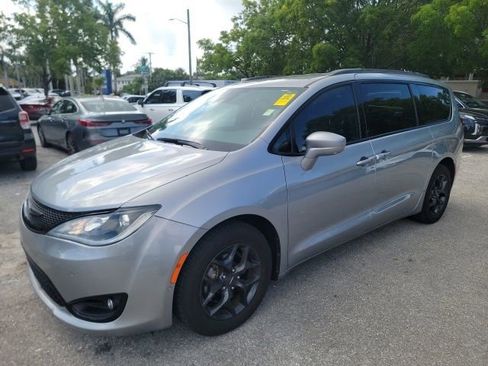 Used 2020 Chrysler Pacifica Touring-L Plus FWD image 2