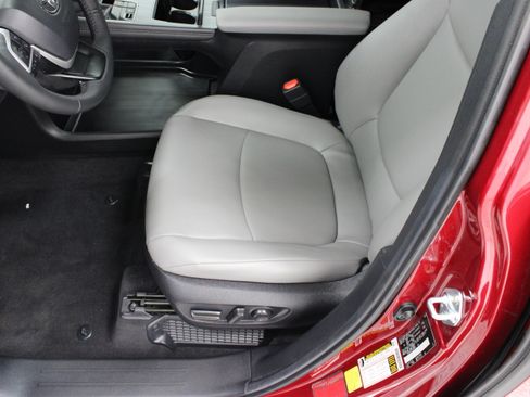 Used 2026 Toyota Sienna XLE FWD image 15