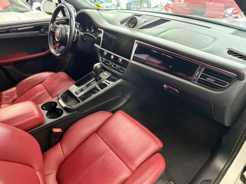 Used 2024 Porsche Macan Turbo AWD/4WD image 39