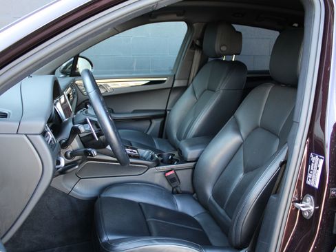 Certified 2024 Porsche Macan image 5