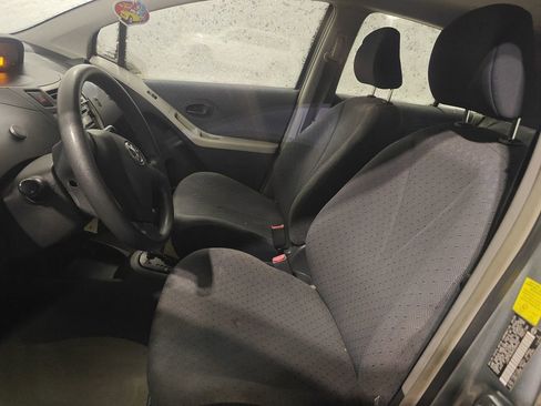 Used 2010 Toyota Yaris 4-Door Hatchback image 8