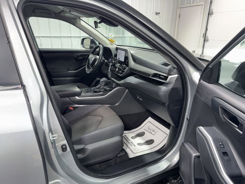 Used 2024 Toyota Highlander LE AWD/4WD image 10