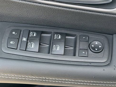 New 2026 Chrysler Pacifica Select image 11