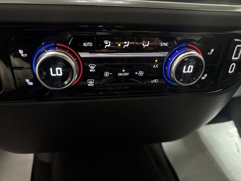 Used 2025 GMC Sierra 1500 SLT AWD/4WD image 21
