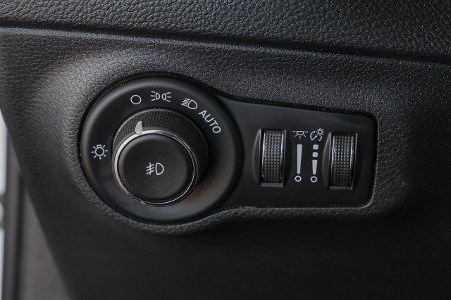 Used 2018 Jeep Compass Latitude w/ Popular Equipment Group FWD image 25