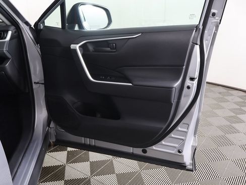 Used 2021 Toyota RAV4 LE AWD/4WD image 19