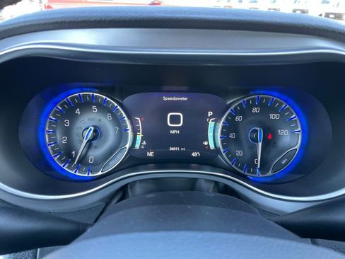 Used 2025 Chrysler Pacifica Limited image 10