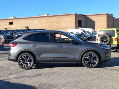 Used 2022 Ford Escape SE w/ SE Sport Appearance Package image 4