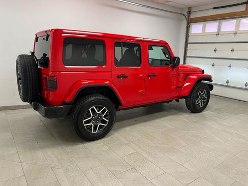 Used 2025 Jeep Wrangler Unlimited Sahara AWD/4WD image 2