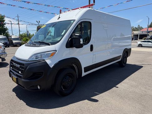 Used 2023 RAM ProMaster 2500 w/ Convenience Group FWD image 3