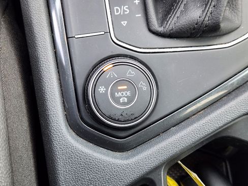 Used 2020 Volkswagen Tiguan SE image 21